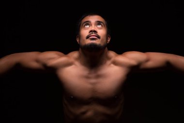 güçlü delikanlı koyu arka plan üzerinde poz