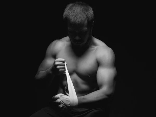 Hombre Joven Fuerte Con Figura Perfecta Sobre Fondo Oscuro — Foto de Stock