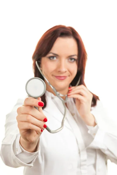 Mladý Ženský Lékař Drží Stetoskop Izolovaných Bílém Pozadí — Stock fotografie