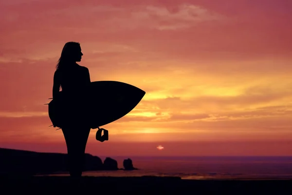 サーフィンを持つ美しい女性のシルエット — ストック写真
