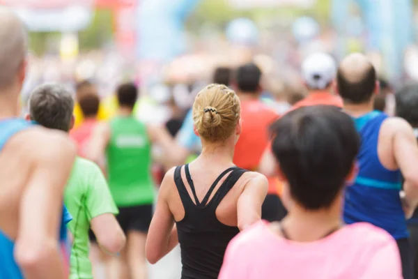 Juokseva Yleisö Maratonilla Monet Juoksijat Kulkee Alku Tai Maaliviiva Nainen — kuvapankkivalokuva