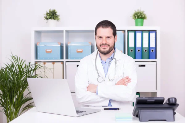 Médico Varón Que Trabaja Una Clínica —  Fotos de Stock