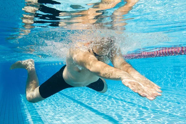 Mann Schwimmt Schwimmbad — Stockfoto