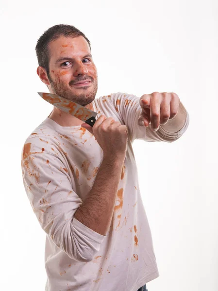 愤怒的男子在血腥的T恤孤立在白色背景 — 图库照片