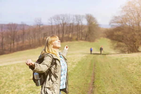 Mujer Feliz Caminando Parque Durante Día — Foto de Stock