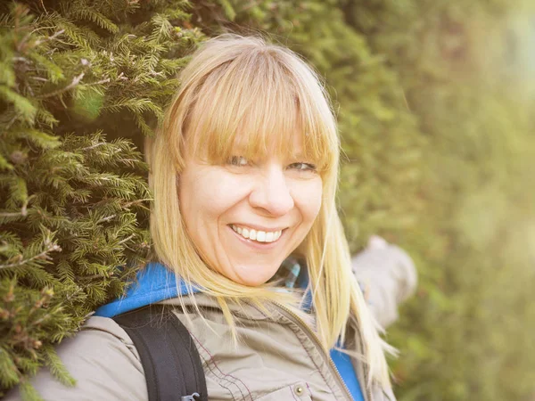 Mujer Feliz Caminando Parque Durante Día — Foto de Stock