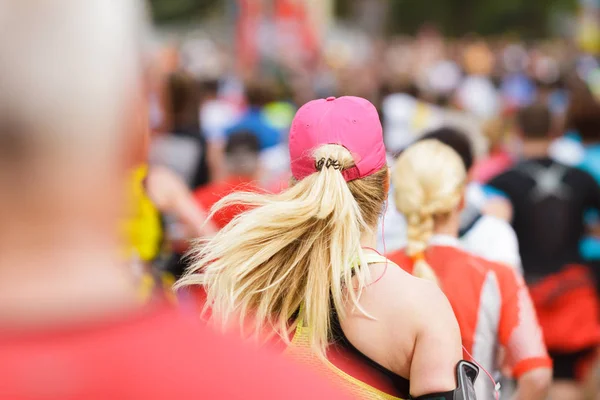 Systemem Tłum Maratonie Wielu Biegaczy Przekazując Początku Lub Linii Mety — Zdjęcie stockowe