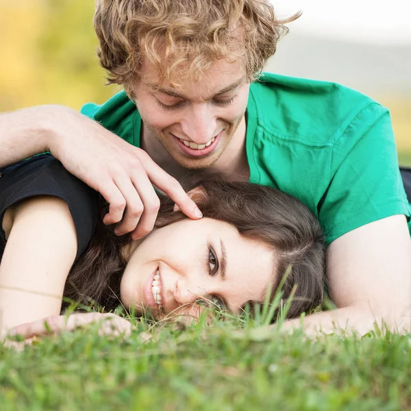 Jovem Casal Amoroso Feliz — Fotografia de Stock