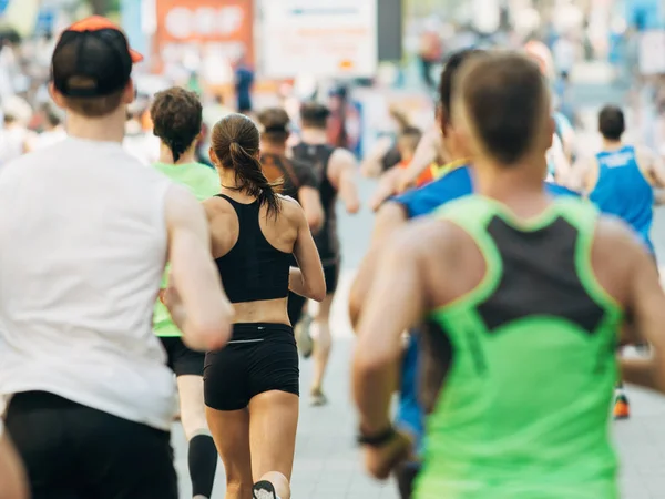 Marathonlauf Profi Und Hobbyläufer Gemeinsam — Stockfoto