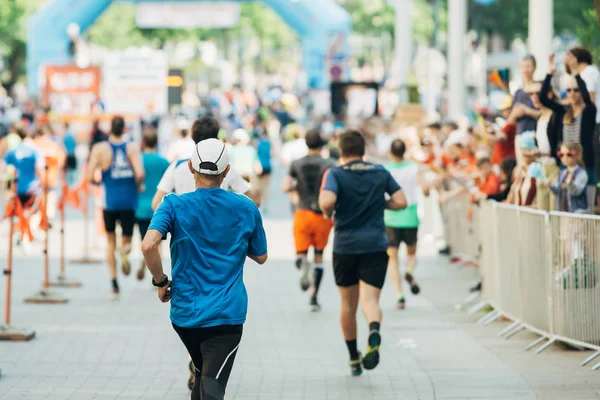 Carrera Maratón Corredores Profesionales Aficionados Juntos — Foto de Stock