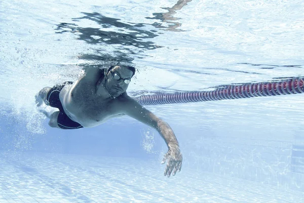 Männlicher Schwimmer Schwimmbad Unterwasserfoto — Stockfoto