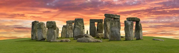 Gündüz antik Stonehenge sitenin gündüz görünümü