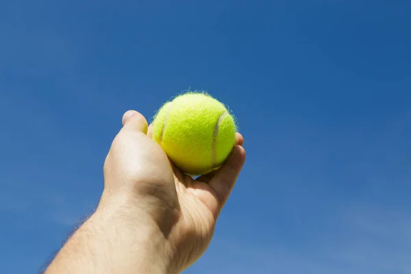 Pelota Tenis Verde Mano Contra Cielo — Foto de Stock