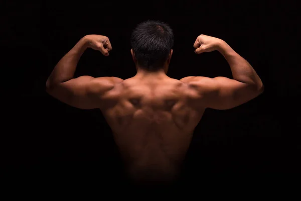 Joven Hombre Fuerte Posando Sobre Fondo Oscuro — Foto de Stock