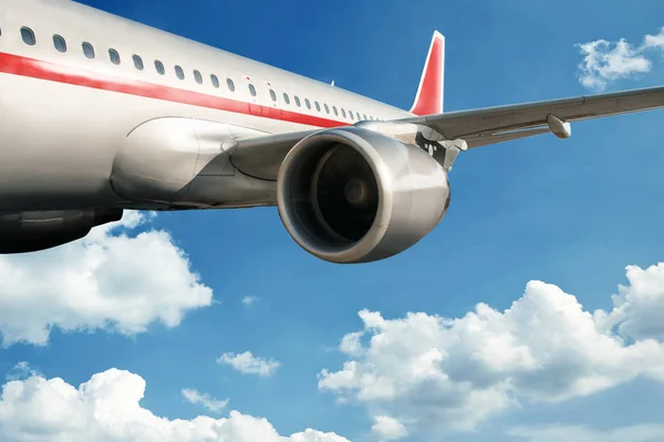 gündüz gökyüzünde uçak