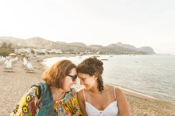 Young Women Beach — Stock Photo, Image