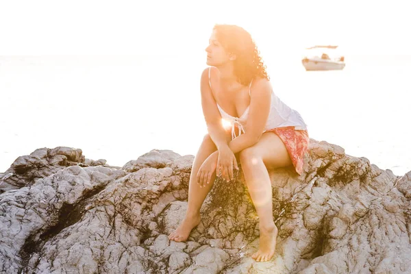 Donna Seduta Sulla Spiaggia — Foto Stock