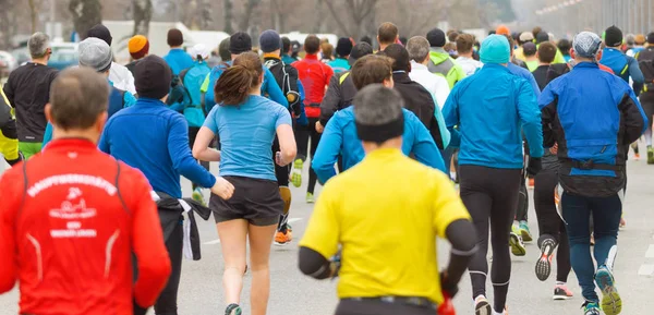 Marathonlauf Profi Und Hobbyläufer Gemeinsam — Stockfoto