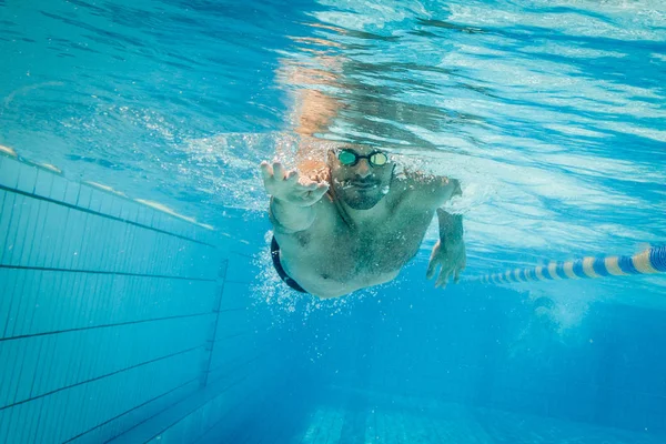 Männlicher Schwimmer Schwimmbad Unterwasserfoto — Stockfoto