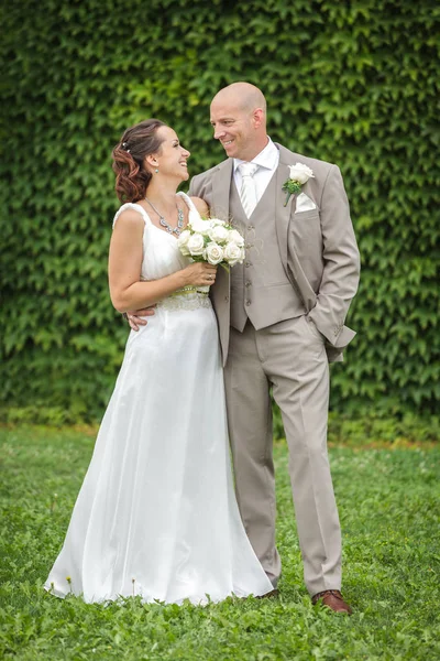 Gelukkige Bruid Bruidegom Hun Trouwdag — Stockfoto