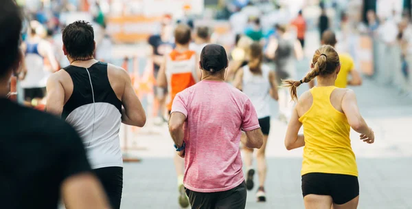 Carrera Maratón Corredores Profesionales Aficionados Juntos — Foto de Stock