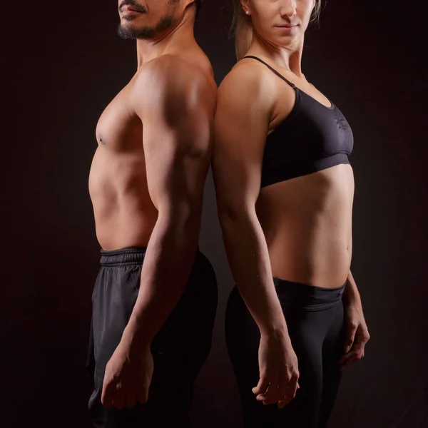 Couple Sportif Sur Fond Sombre — Photo