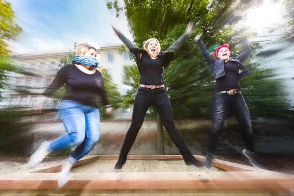 Junge Frauen Springen Park — Stockfoto