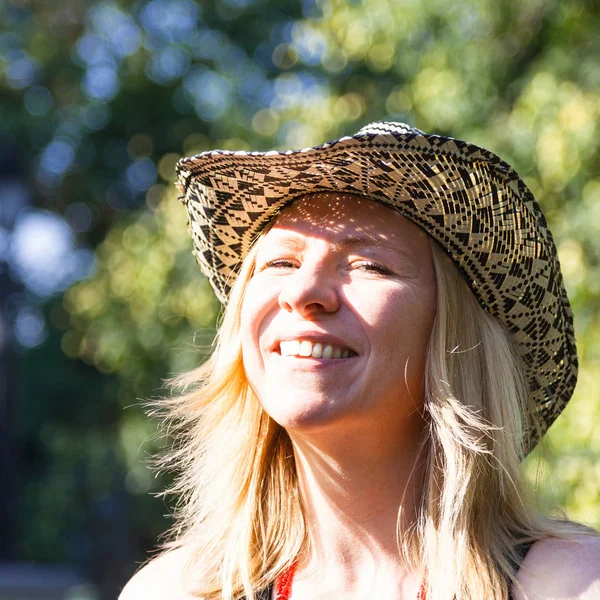 Sonriente Mujer Caucásica Sombrero Aire Libre — Foto de Stock