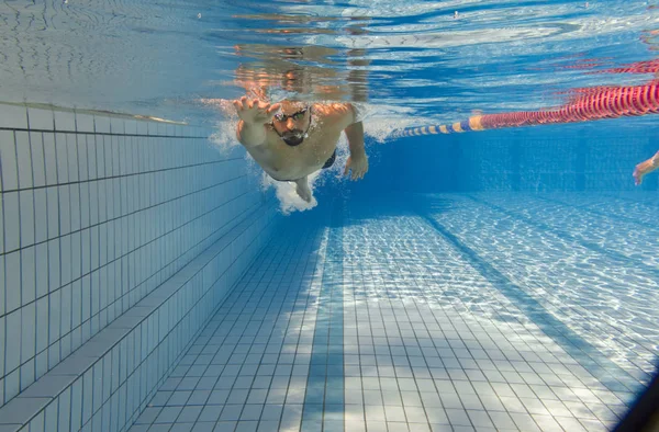 Mann Schwimmt Schwimmbad — Stockfoto