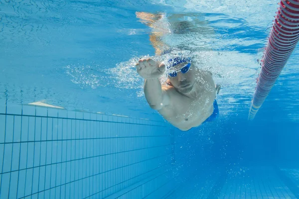 Junger Mann Schwimmt Pool — Stockfoto