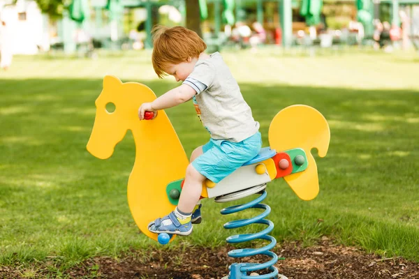 Niño Pasar Tiempo Divertirse Parque Durante Día — Foto de Stock