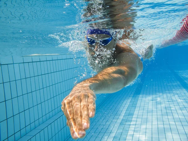 Junger Mann Schwimmt Pool — Stockfoto