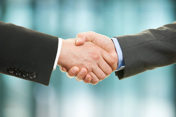 Два деловых партнера пожимают друг другу руки