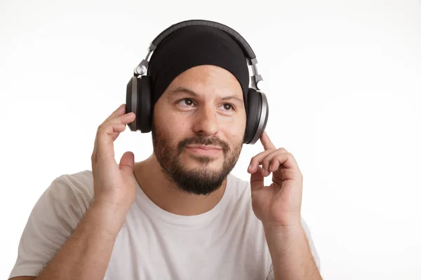 Молодий Красивий Чоловік Слухає Музику Навушниках Білий Студійний Фон Ізольований — стокове фото
