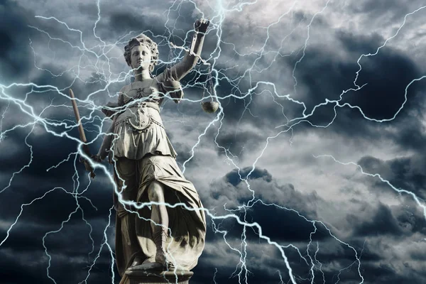 Gökyüzü, bulutlar ve yıldırım ile arka plan önünde adalet Justitia sembolü. Adalet ve hukuk kavramı.
