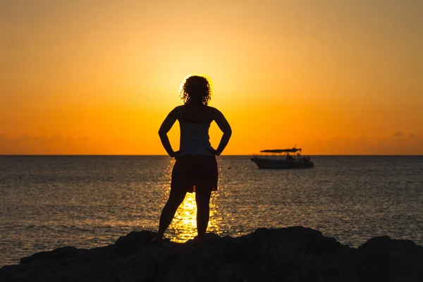 Silhouette Donna Sulla Spiaggia — Foto Stock