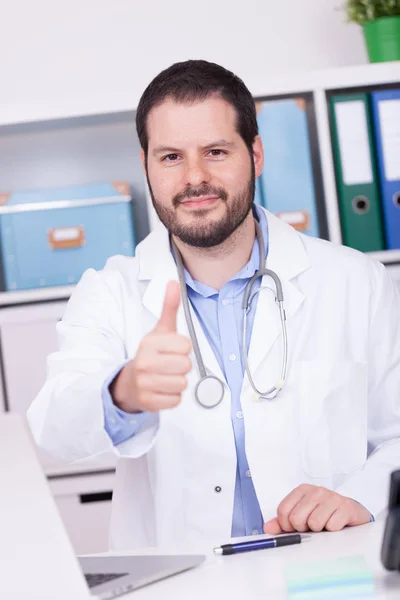 Médico Varón Que Trabaja Una Clínica —  Fotos de Stock