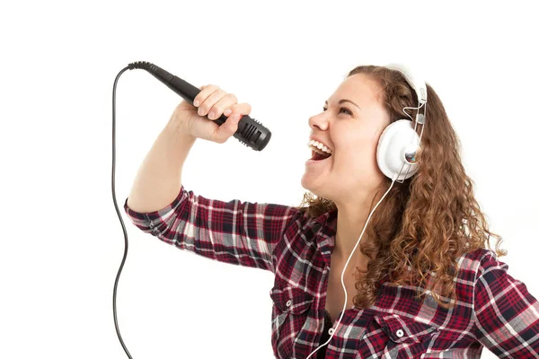 Młoda Kobieta Słuchawkach Śpiewa Białym Tle — Zdjęcie stockowe