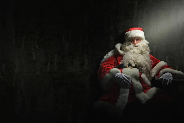 Karanlıkta Oturup Noel Baba Yorgun — Stok fotoğraf