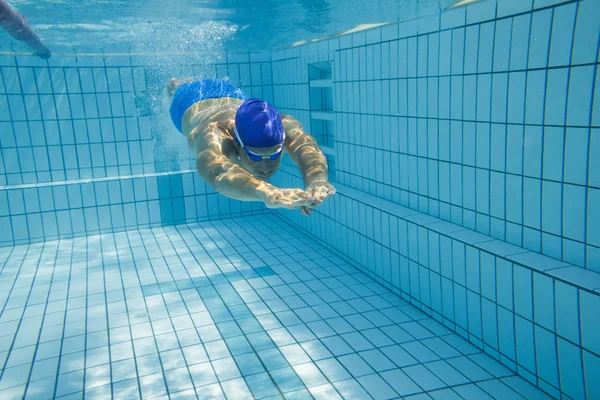 Hombre Joven Nadando Piscina —  Fotos de Stock