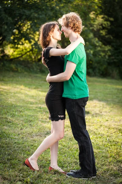 Jovem Casal Amoroso Feliz — Fotografia de Stock