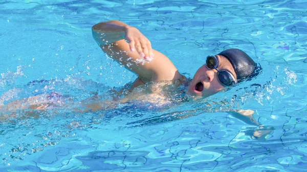 Mann Schwimmt Schwimmbad — Stockfoto