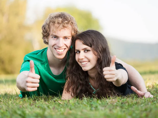 Jovem Casal Amoroso Feliz — Fotografia de Stock