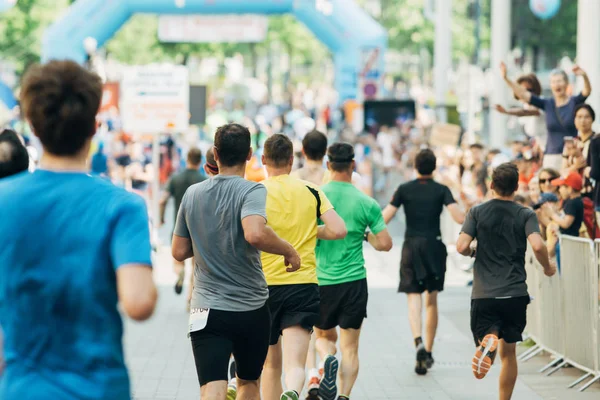 Carrera Maratón Corredores Profesionales Aficionados Juntos — Foto de Stock