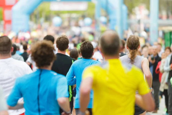Corre Folla Alla Maratona Molti Corridori Che Passano Traguardo Inizio — Foto Stock