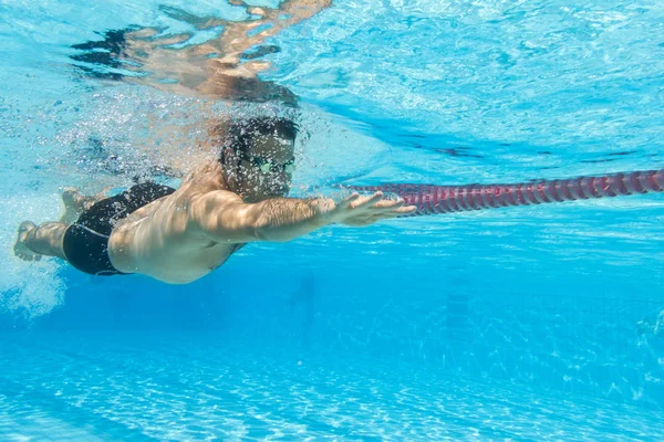 Mann Schwimmt Schwimmbad — Stockfoto