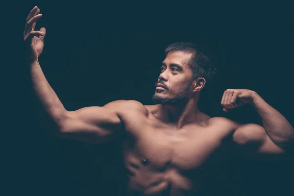 Joven Deportista Sobre Fondo Oscuro — Foto de Stock