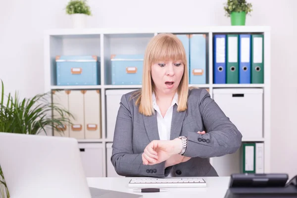 Стрессовая Женщина Проверяет Время Офисе — стоковое фото