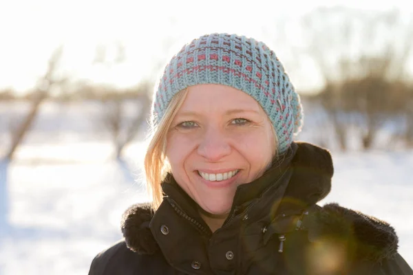 Sonriente Mujer Caucásica Sombrero Invierno — Foto de Stock