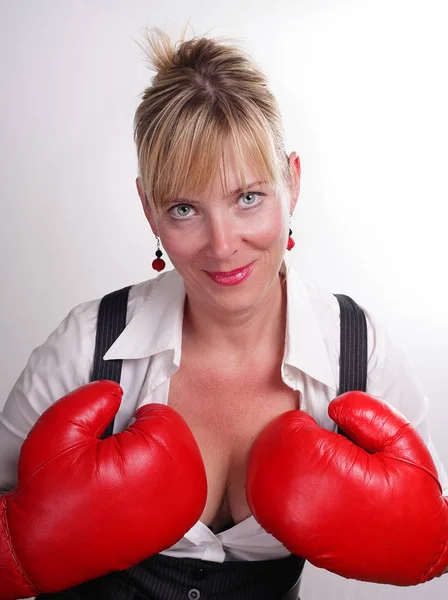 Mujer Joven Con Guantes Rojos —  Fotos de Stock